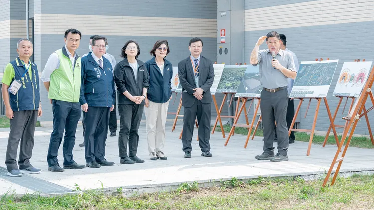 蔡英文聆聽虎尾科大教授戴守谷介紹。總統府提供