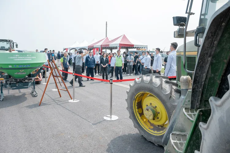 參觀農機具、無人機展示區。總統府提供
