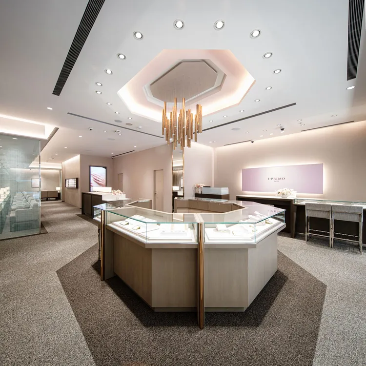 I-PRIMO中山店嶄新開幕，店內由八角形展櫃開展，藉以寓意鑽石最純淨無瑕的切割樣貌，傳遞品牌對頂級鑽石品質的極致追求。品牌提供