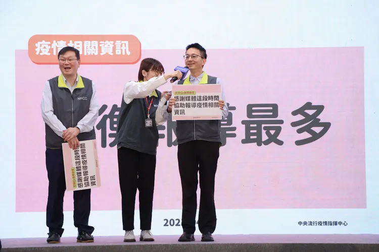 指揮中心前後任發言人莊人祥（左）、羅一鈞（右）。鄭孟晃攝
