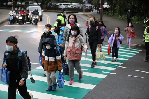 擺脫行人地獄！基隆46條綠色斑馬線會「發光」　未來擬擴大設置