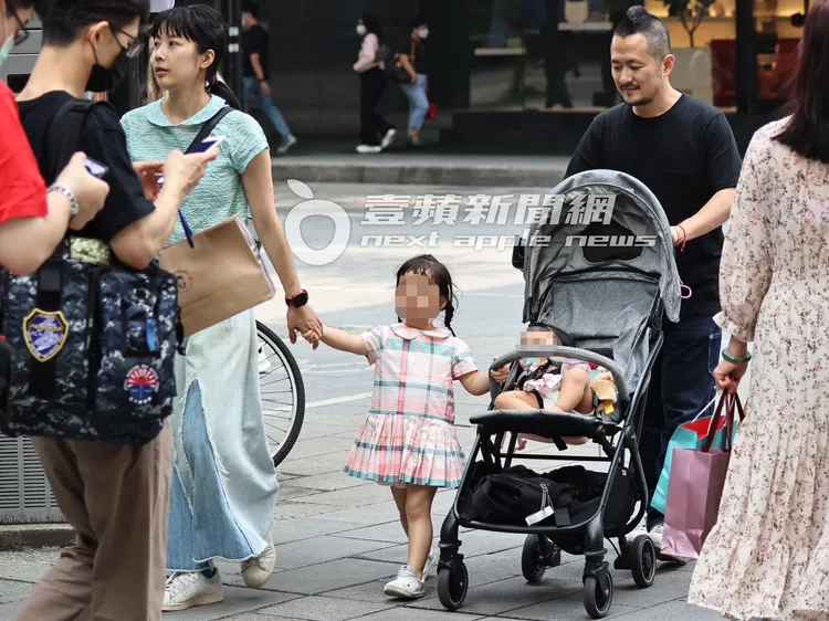 九把刀（右）和最愛的3女度過幸福親子時光。特勤中心攝