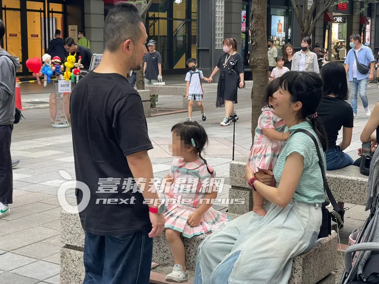 周亭羽（右）母愛噴發，哄小女兒拜蹦開心。特勤中心攝