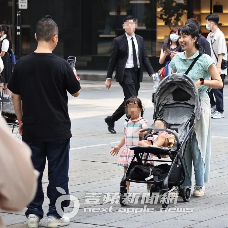 九把刀（左）懂事的大女兒魯拉拉，想幫忙推嬰兒車，模樣可愛逗趣。特勤中心攝