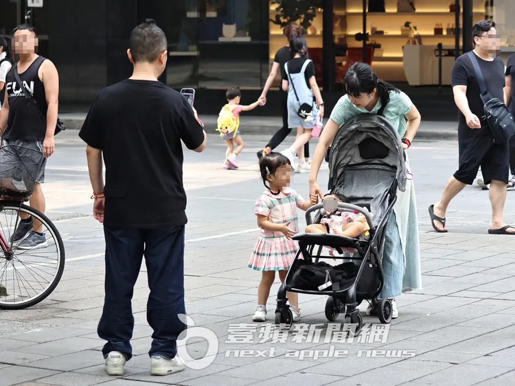 九把刀（左）拿起手機拍攝老婆和寶貝女兒。特勤中心攝