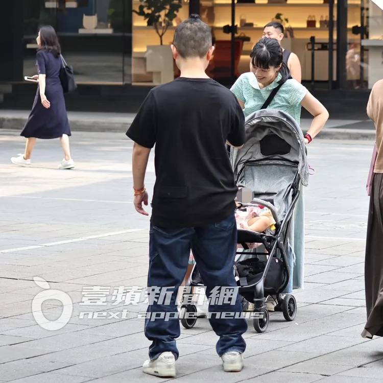 九把刀（左）仍然忘我不停拍攝。特勤中心攝