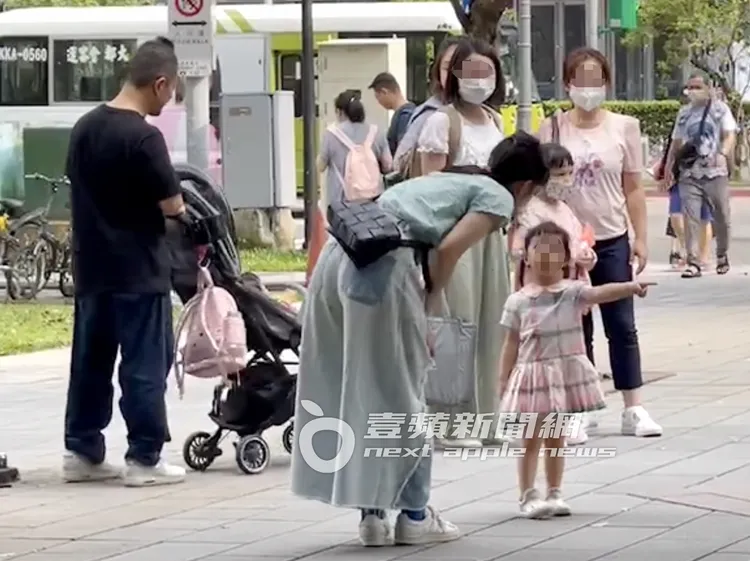 周亭羽（中）彎下腰和大女兒魯拉拉對話。特勤中心攝