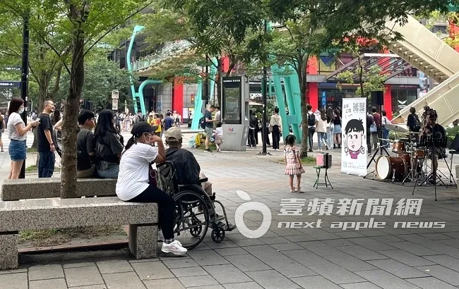 九把刀大女兒魯拉拉，開心奔跑衝向小費箱投錢。特勤中心攝