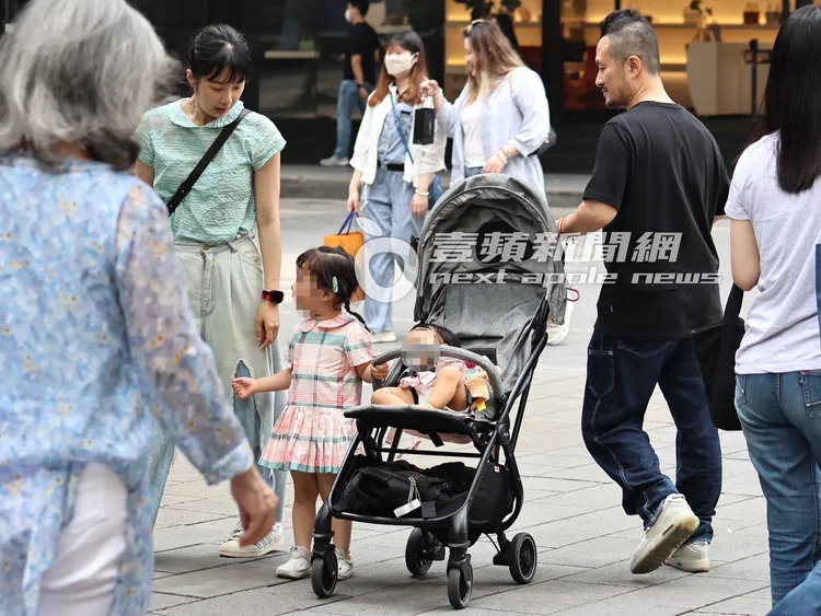 九把刀（右）一家人被不少路人認出。特勤中心攝