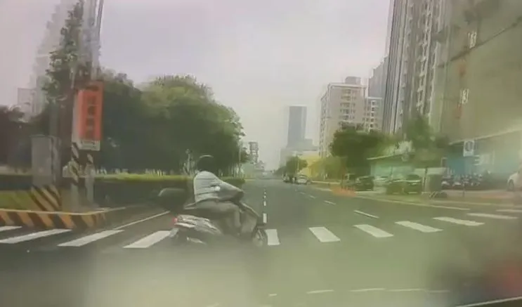 騎士違規左轉。翻攝畫面