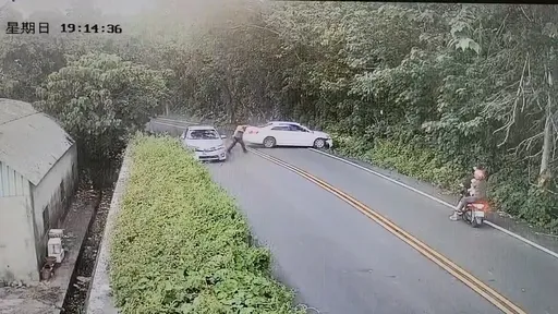 彰化警休假變身「路怒浩克」 影片曝光!猛撞前車5次害撞山壁翻車