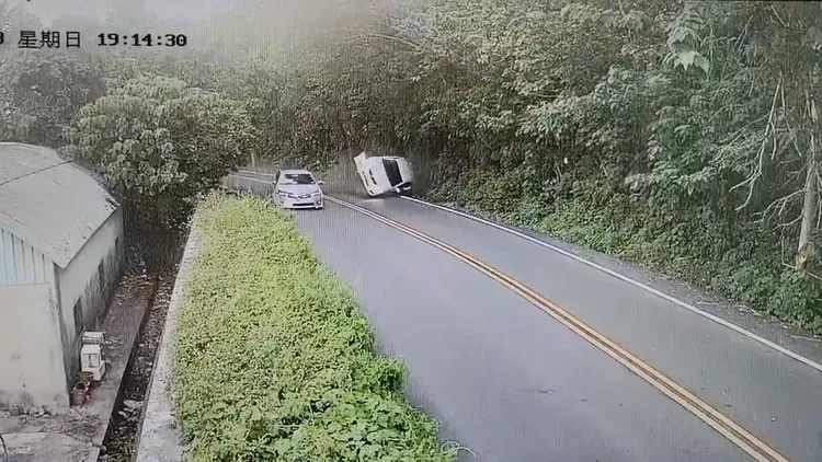 張姓駕駛車子撞山壁後側翻。民眾提供