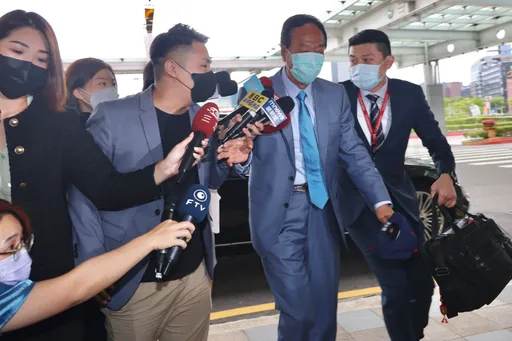 回來了！郭台銘偕妻小出國散心2天　機場被問政治議題反應曝光