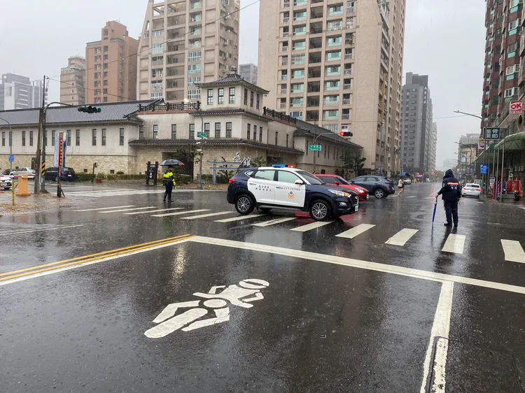 警方已於派員暫時封閉崇徳路段實施交通管制中。翻攝畫面