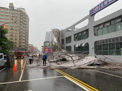 左營鬧區鷹架倒塌壓壞4車　工務局勒令停工！重罰18萬元