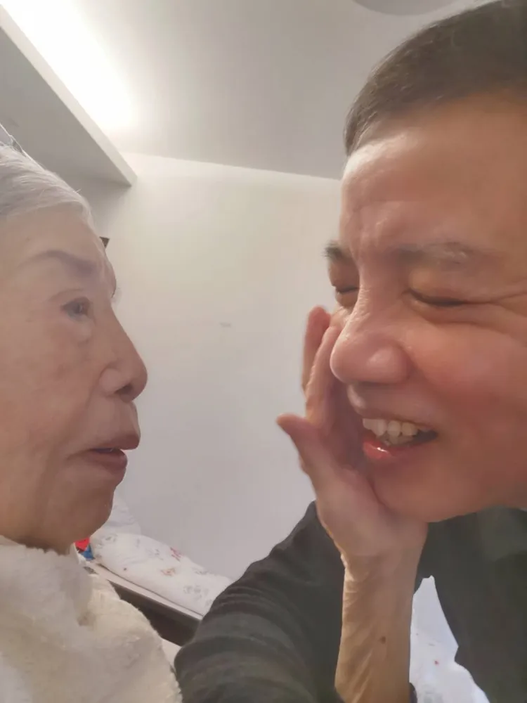 陳凱倫熬過化療，重新回到媽媽的懷抱。