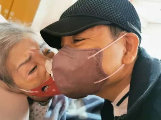 陳凱倫罹癌張口痛不欲生　母親節陪媽媽唱歌勇敢活著