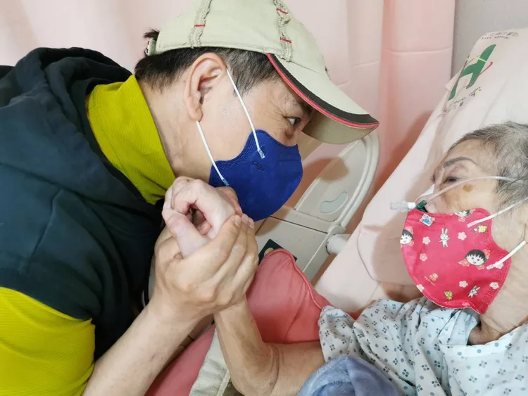 陳凱倫因為探視媽媽，意外發現罹癌，為了媽媽勇敢活下去。