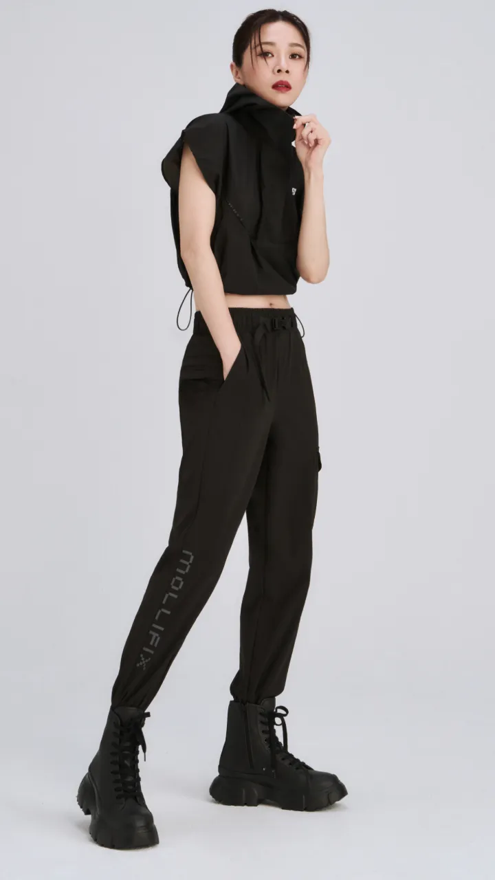 上衣:率性造型連帽防風上衣，褲著:多功能口袋彈力運動長褲。業者提供