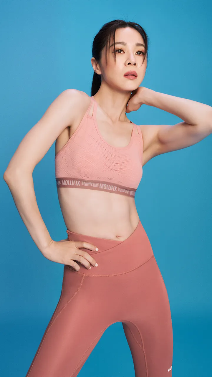 上衣:A++活力雙肩織帶舒活BRA，褲著:前交叉高腰包覆7分褲。業者提供