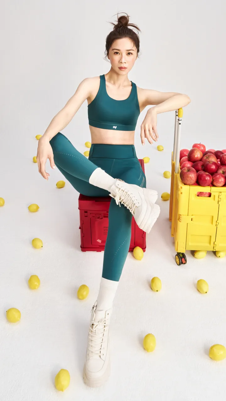 上衣:撞色弧線美背運動內衣，褲著:3D修身多功能訓練褲。業者提供