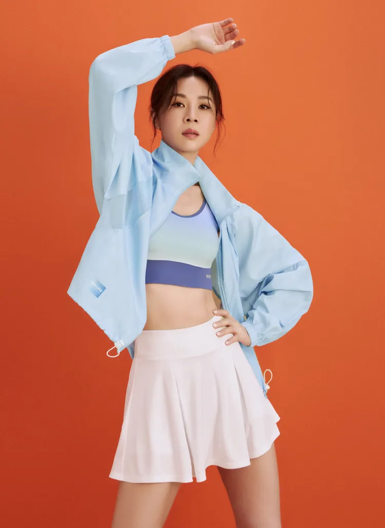 上衣:3D防震鋅離子抗菌運動內衣，褲著:功能口袋鋅離子抗菌訓練褲，外套:立領後拚網透氣防風外套。業者提供