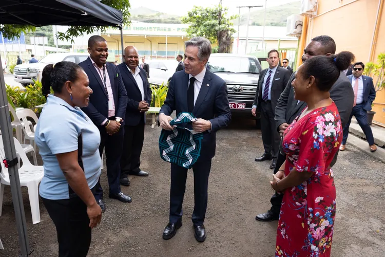 巴紐民眾歡迎布林肯。翻攝布林肯推特