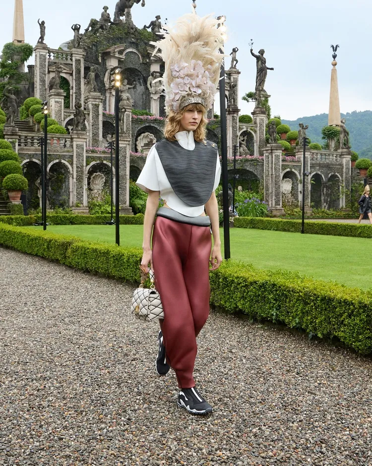 LV 2024早春大秀在「美麗島」上洋溢巴洛克藝術風格的花園中登場。品牌提供