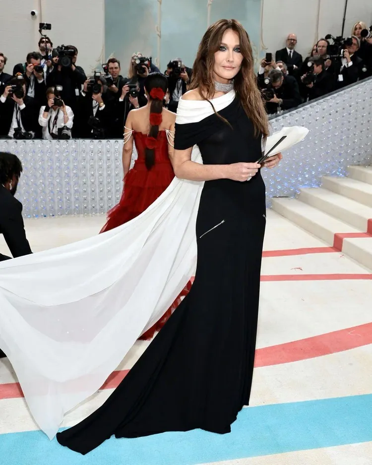 以模特兒起家的法國前第一夫人卡拉布妮（Carla Bruni）則穿上香奈兒2001春夏系列古董禮服出席。翻攝themetgalaofficial IG