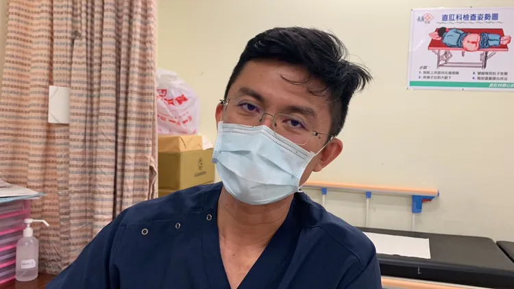 高雄長庚醫院大腸直腸外科主治醫師蔡鎧隆指長期塞異物進肛門，有可造成排便失禁的後遺症。吳慧芬攝