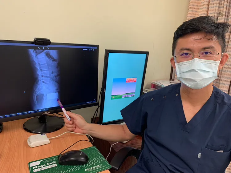 蔡鎧隆醫師指著X光片說明，男子因肛門裡有電池無法取出而求醫。吳慧芬攝