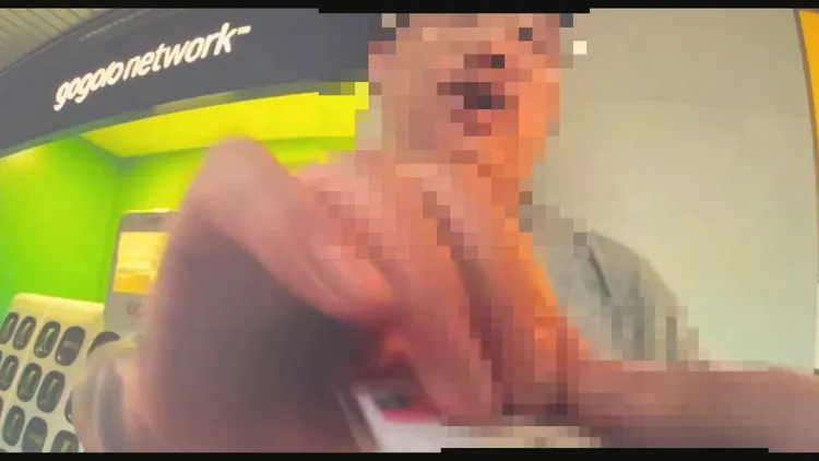 邱男提供身分證供警員核查。翻攝畫面