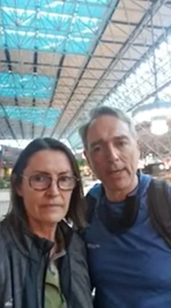 蕭里的父母親拍片感謝眾人幫忙。集資平台專頁透露他們再過幾天就會從台灣飛回澳洲。YouTube截圖