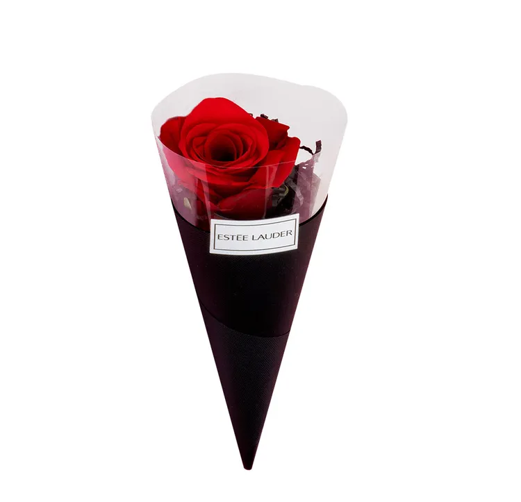 5月20日當日凡與指定雅詩蘭黛櫃點消費任一正貨產品，即贈玫瑰花甜筒寵愛獻禮。品牌提供