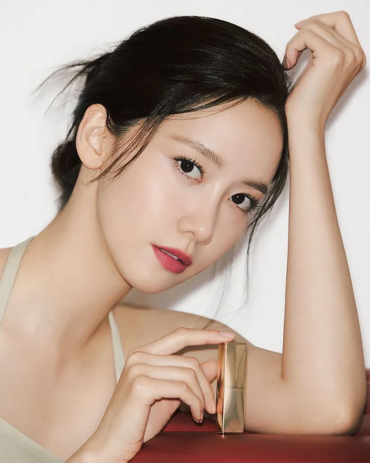 潤娥在形象照中示範絕美奢潤精萃唇膏#420。翻攝esteelauderkr IG