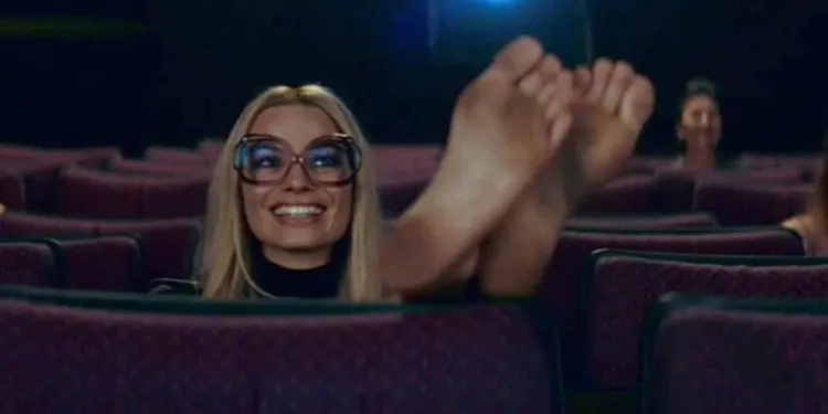 瑪歌羅比在《從前，有個好萊塢》中就有刻意把腳抬高的鏡頭。