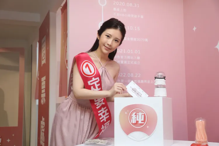 鄭家純（現名：鄭采勻）過去曾打扮成民代參選人，行銷自家產品。資料照片