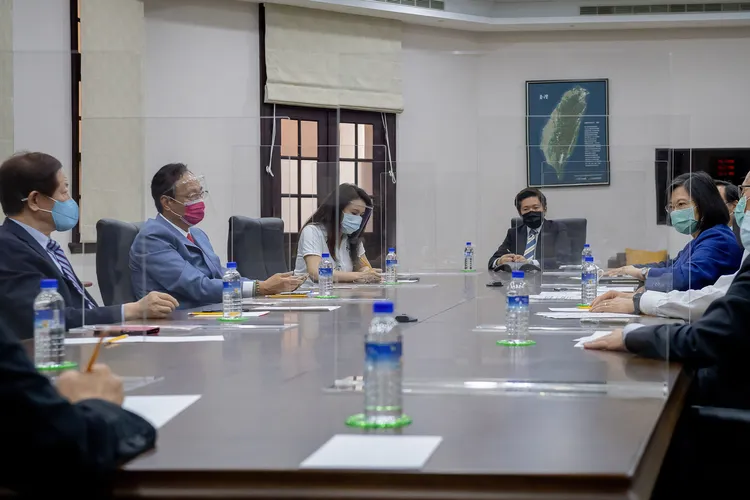 總統蔡英文（右）於2021年6月18日與郭台銘（左2）、劉德音（左1）在總統府會面。總統府提供