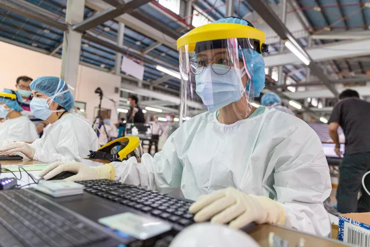 黃偉哲感謝護理人員為防疫付出。市府提供