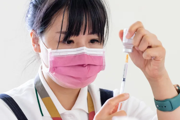 黃偉哲發文附上多張護理人員照片。市府提供