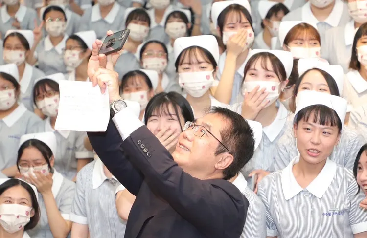 黃偉哲和加冠典禮的護生們自拍同框。市府提供