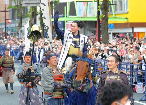 松本潤慶典!披德川家康盔甲騎馬遊行 68萬人狂熱追隨