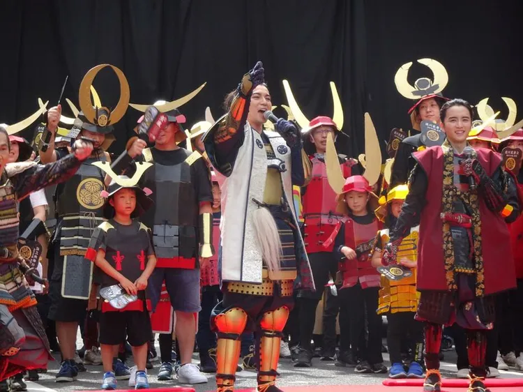 松本潤（白衣者）發號施令，右為板垣李光人。翻攝《每日體育》