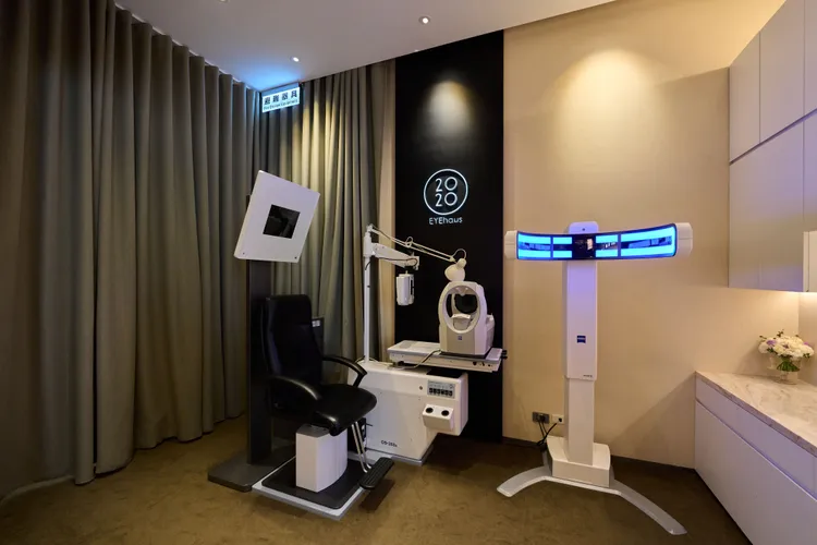 店內配備有千萬規格蔡司驗光設備。品牌提供