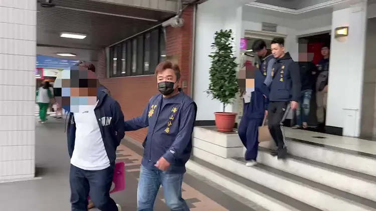 警方將張男等人送辦。海山警分局提供