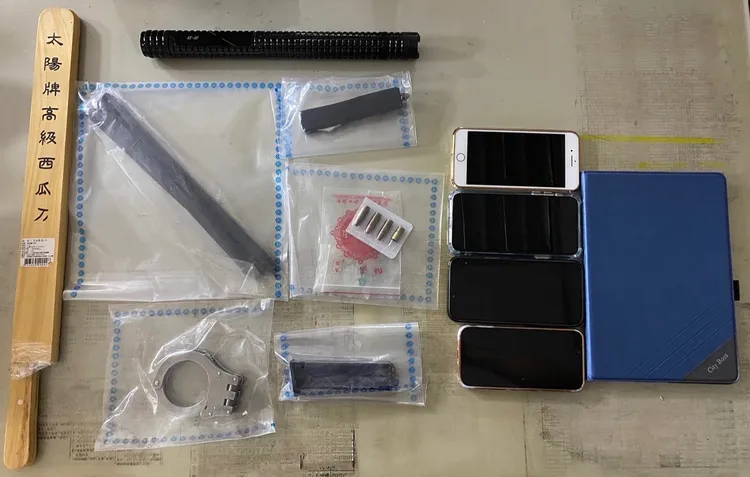 警方起出西瓜刀、手銬等證物。海山警分局提供