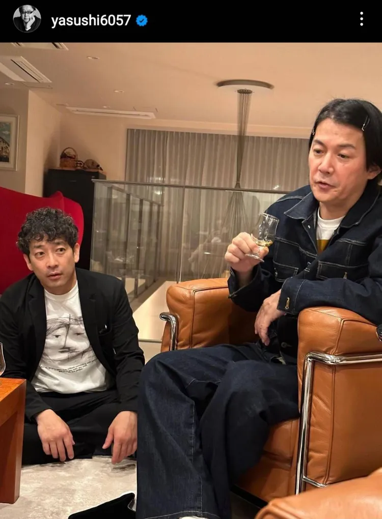 福山雅治（右）和演員迫田孝也等好友小酌，他夾著髮夾的樣子讓網友感到很新鮮。翻攝秋元康IG