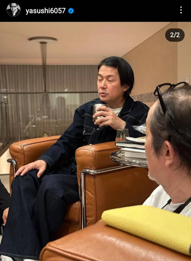 福山雅治閉眼睛也被PO上網。翻攝秋元康IG