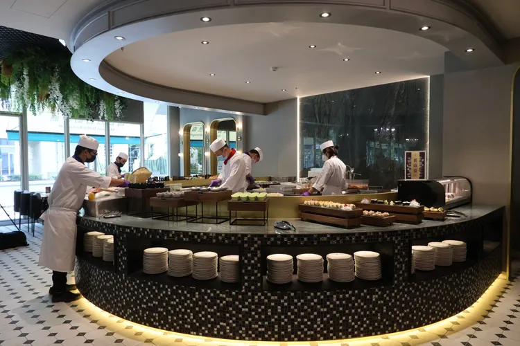 海鮮吧台有各式生食料理。鄭孟晃攝