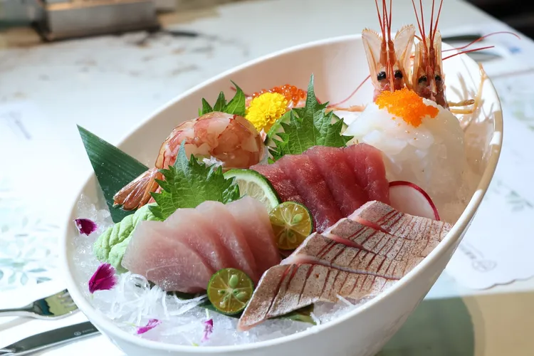 當天現撈新鮮生魚片及生蝦。鄭孟晃攝